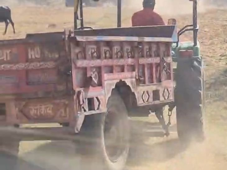 टीकमगढ़ में अवैध मुरम खनन पर खनिज विभाग का छापा:कांटी खास गांव में सड़क पर मुरम फैलाकर भागे चालक; एक जेसीबी जब्त