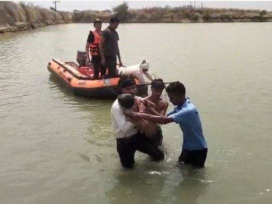 नानी के यहां आया नाती तालाब में डूबा, मौत:बेटे को बचाने पिता भी तालाब में कूदा, 3 घंटे बाद मिला शव