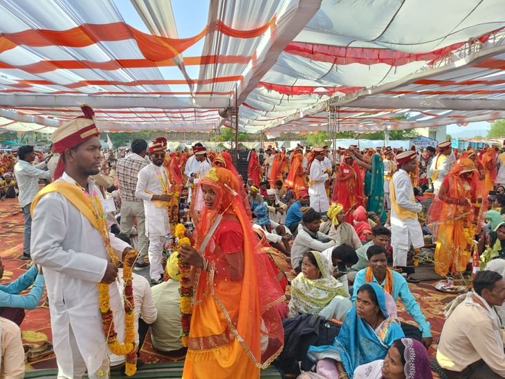 मुख्यमंत्री कन्या विवाह कार्यक्रम में जमकर थिरके दो विधायक:कांग्रेस MLA ने अफसरों को दी नसीहत, बोले- बेरोजगार युवती से करो शादी