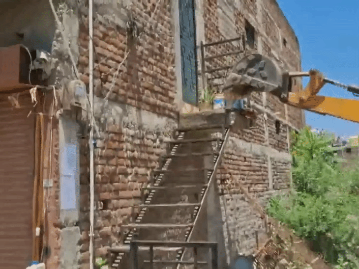 अमरावती में लव ट्रैप में फंसाकर 180 लड़कियों का शोषण:350 से ज्यादा अश्लील वीडियो मिले, आरोपी गिरफ्तार, प्रशासन ने घर पर बुलडोजर चलाया