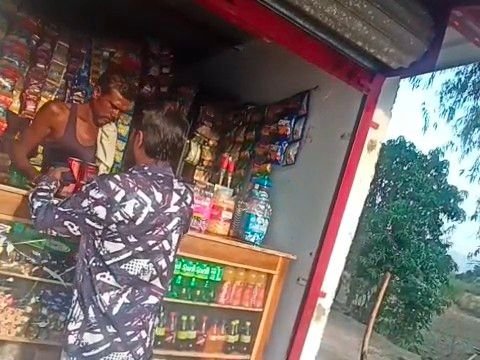 नरसिंहपुर में किराना दुकान में मिल रही अवैध शराब, VIDEO:आरोपी के खिलाफ मामला दर्ज, टीआई बोले-दुकानदार पर होगी कार्रवाई