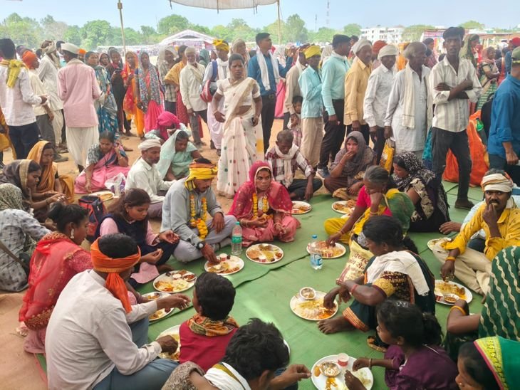 बैतूल में दूल्हा-दुल्हन लाइन में, अफसरों के लिए VIP इंतजाम:सैकड़ों जोड़े बंधे परिणय सूत्र में; भोजन के लिए कतारों में लगे नवविवाहित