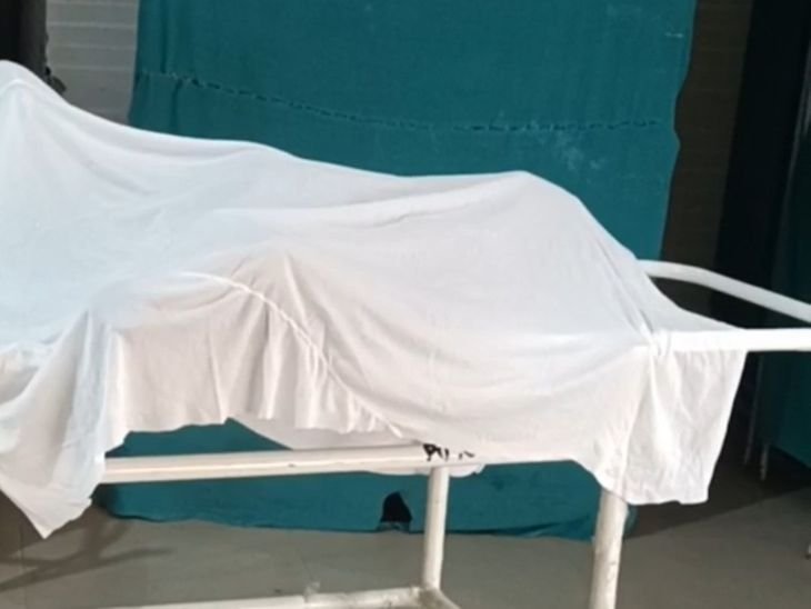 तेज रफ्तार वाहन ने 2 साइकिल सवारों मारी टक्कर:बुजुर्ग की मौत; युवक की हालत गंभीर, ग्रामीणों में आक्रोश