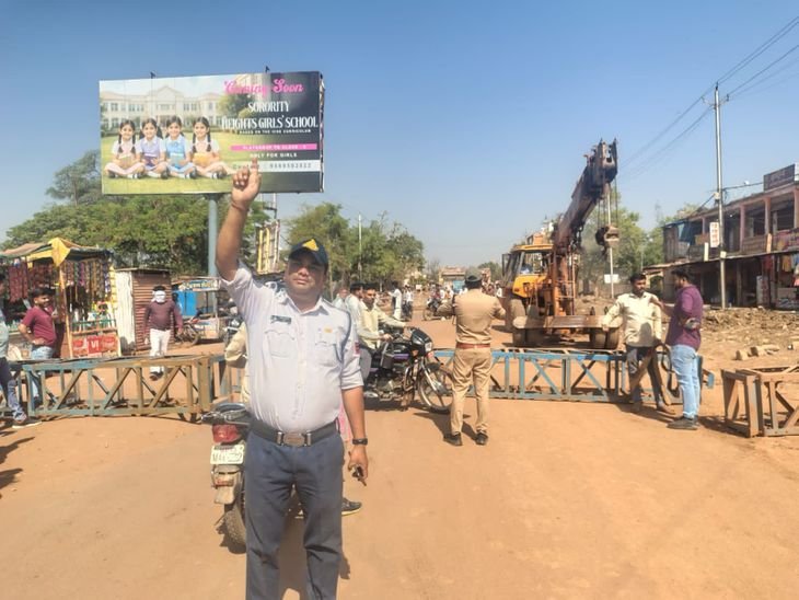 शिवपुरी में 1 महीने के लिए ट्रैफिक डायवर्जन:पोहरी बस स्टैंड से ब्रिज तक का रास्ता बंद; जानिए नए रूट्स