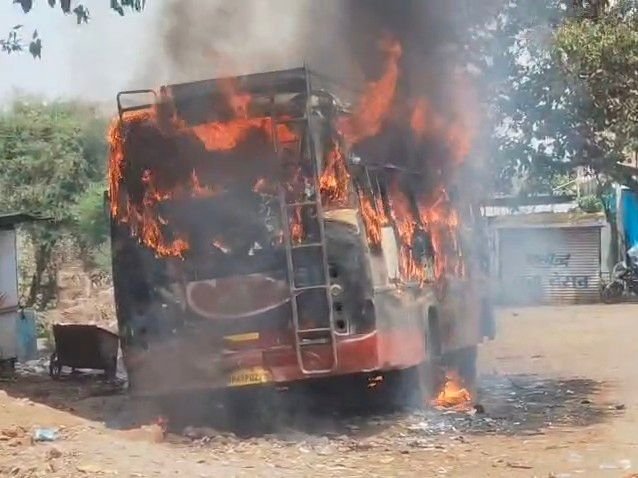 गाडरवारा बस स्टैंड पर खड़ी बस में लगी आग, VIDEO:वाहन जलकर खाक, फायर बिग्रेड टीम ने मुश्किल से पाया काबू