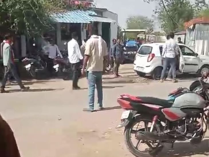 छतरपुर में चाट दुकानदार को अगवा करने की कोशिश, VIDEO:बस स्टैंड पर दबंगों ने मारपीट कर गाड़ी में बैठाने का किया प्रयास