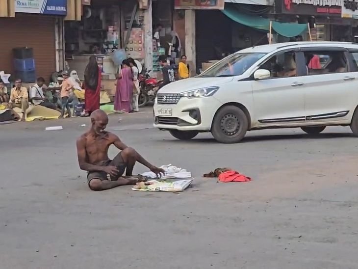 मंडला में सड़क के बीच तंत्र-मंत्र, VIDEO:एक घंटे तक यातायात बाधित; यातायात पुलिस ने समझाकर शख्स को हटाया