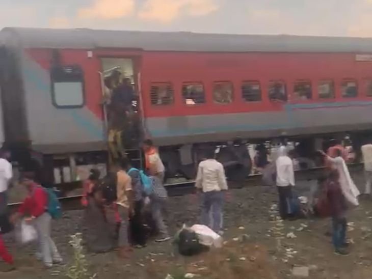 इटारसी में गोंडवाना एक्सप्रेस के इंजन से उठा धुआं:सोना सांवरी फाटक के पास 20 मिनट रुकी; चलती ट्रेन से कूदने का प्रयास करते दिखे लोग