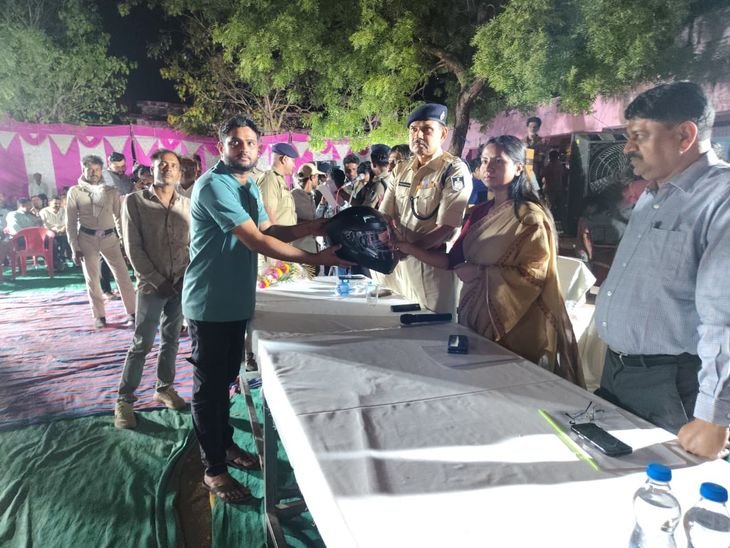 आगर के मोड़ी में ग्राम चौपाल लगी:अफसरों ने बिजली-जमीन का मुआवजा नहीं मिलने की समस्याएं सुनी; हेलमेट बांटे