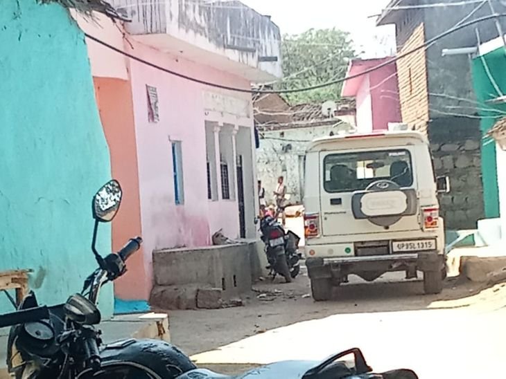 14 साल की किशोरी का शव फंदे पर लटका मिला:छतरपुर में साड़ी से बनाया फंदा, पिता बाड़े में कर रहे थे काम, घर पर अकेली थी