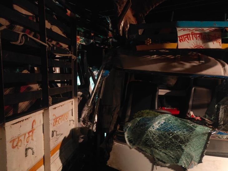 मन्नत उतारकर लौट रहे ग्रामीणों की पिकअप-ऑटो में भिड़ंत:बच्चे-महिलाएं सहित 10 घायल; अस्पताल में भर्ती, दो की हालत गंभीर