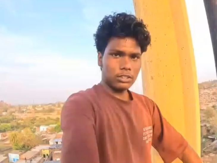 100 फीट ऊंची पानी टंकी पर स्टंट:दतिया में वायरल होने के लिए रील बनाई,,जान जोखिम में डालकर पाइप से उतरा युवक