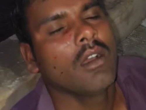 रेत चोरी की शिकायत पर युवक की पिटाई का VIDEO:सोन नदी के पुल पर चाj लोगों ने पीटा, मारे बेल्ट-मक्के और ईंट