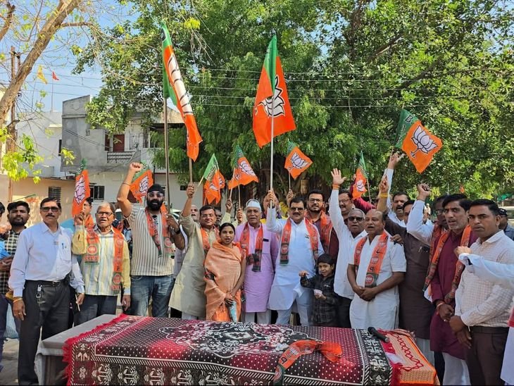 बुरहानपुर में भाजपा कार्यालय का भूमिपूजन:एक साल में होगा तैयार; स्थापना दिवस पर वरिष्ठ नेताओं का सम्मान