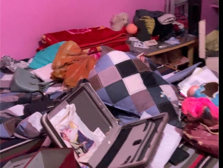 नरसिंहपुर में सूने मकान से 3 लाख कैश चोरी:अलमारी का लॉक तोड़कर जेवर भी ले गए बदमाश; बदमाशों का मोबाइल और मफलर छूटा