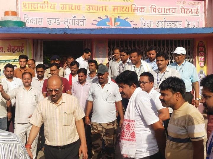 कलेक्टर ने स्कूलों का निरीक्षण किया, 16 शिक्षक गायब:सभी का वेतन कटा, बीईओ की 15 दिन की सैलरी काटने के निर्देश; DEO को नोटिस