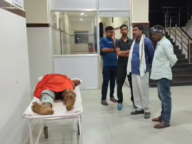 पिकअप ने बाइक को मारी टक्कर, एक मजदूर की मौत:तीन अन्य गंभीर घायल, अस्पताल में भर्ती; वाहन चालक फरार, तलाश जारी