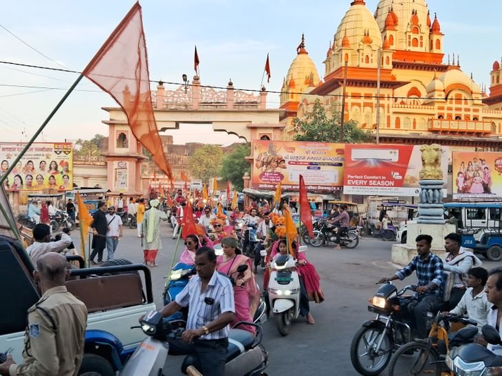 टीकमगढ़ में महिलाओं ने साफा बांधकर निकाली बाइक रैली:कल परशुराम जन्मोत्सव पर होगाअभिषेक-पूजन, शाम को निकलेगी शोभायात्रा