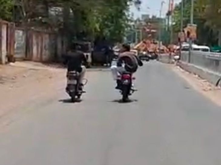 धार में व्यस्त सड़क पर युवक का बाइक से स्टंट:स्कूल के पास बिना नंबर प्लेट बाइक से दिखाए करतब