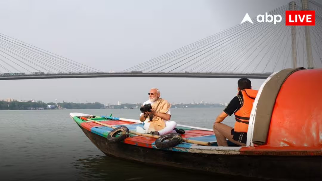 पश्चिम बंगाल चुनाव: हाथ में डीएसएलआर कैमरा, आंखों पर काला चश्मा, बंगाल चुनाव के बीच नाव से मोदी ने हुगली में किया उद्घाटन
