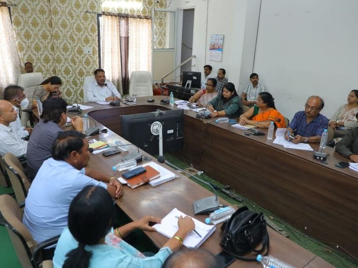 सोनकच्छ की स्वास्थ्य व्यवस्था पर देवास कलेक्टर नाराज:ऋतुराज सिंह ने कहा-5 साल से अधिक समय से जमें स्टाफ को बदला जाए