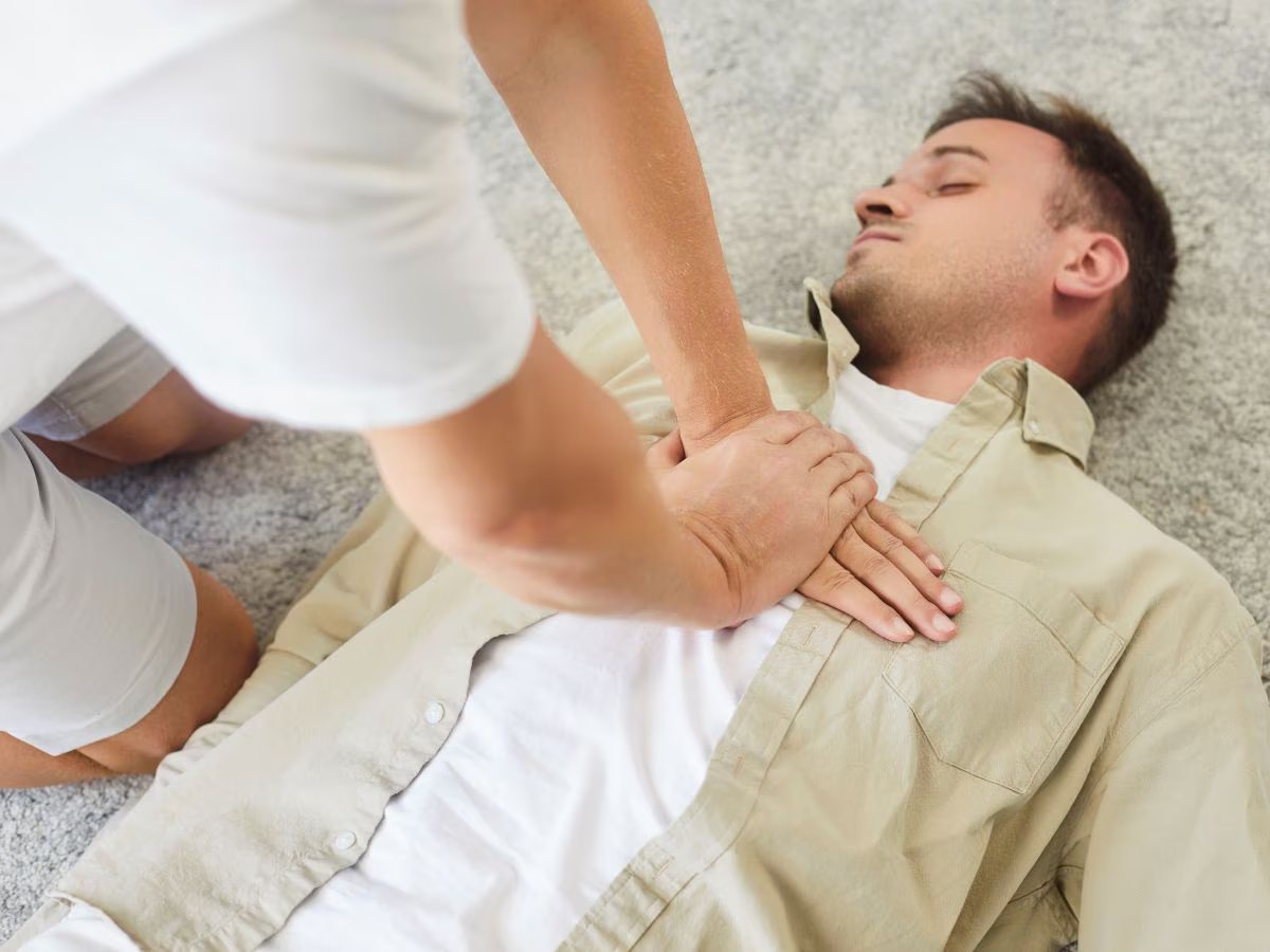 कोई व्यक्ति बेहोश हो जाए तो उसे नहीं पिलाना चाहिए पानी, डॉक्टर बोले- ऐसा करना बेहद खतरनाक