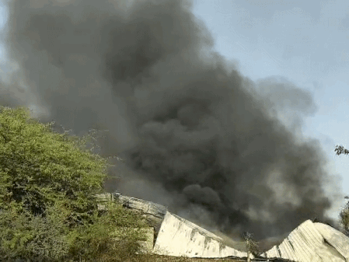 परफ्यूम की बोतल के कारण भड़की आग, 4 जिंदा जले:अवैध कबाड़ गोदाम में धमाके, एक किलोमीटर तक दिखाई दीं लपटें, 2 लोग लापता