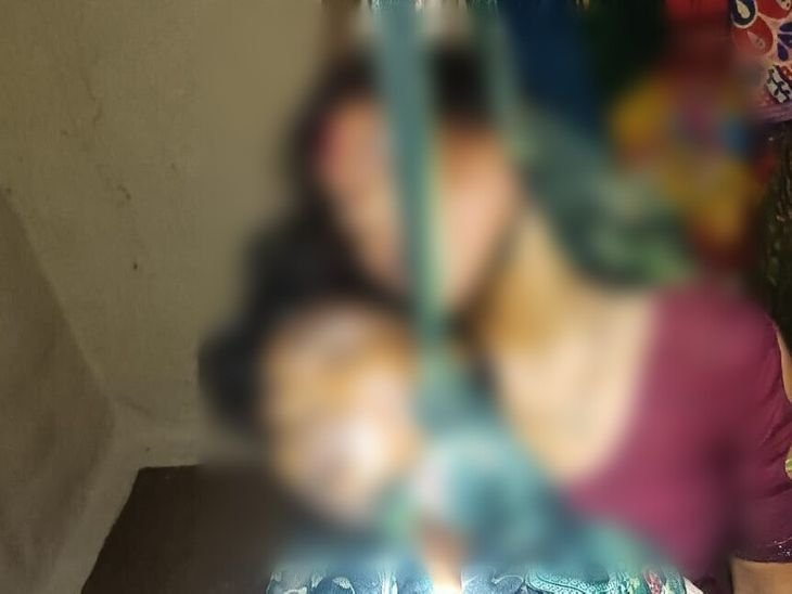 अशोकनगर में एक ही फंदे पर लटके मिले पति-पत्नी:साड़ी से फंदा बनाकर एक साथ आत्महत्या की, दोनों की एक दो साल की बेटी