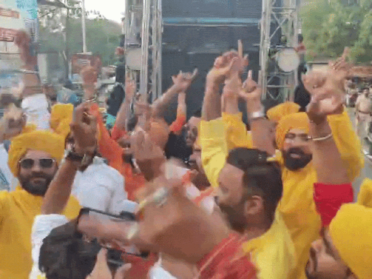 रीवा में परशुराम जयंती पर रैली, जयकारों से गूंजा शहर:हाथों में भगवा ध्वज थाम निकले समाजजन; महिलाओं की भी रही भागीदारी