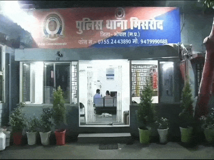 साधु ने वकील पर किया त्रिशूल से हमला:सिग्नल पर रुकी कार, गाली-गलौज के बाद वार; बचाव में हाथ आगे किया तो हथेली में लगा त्रिशूल