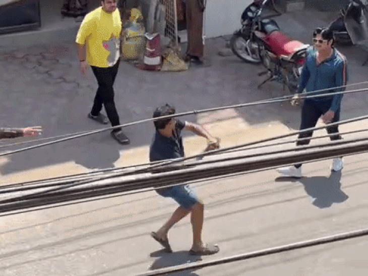 इंदौर में जिम संचालक पर तलवार से हमला, VIDEO:इंदौर में कार पार्किंग को लेकर हुआ था विवाद, 60 फीट रोड की घटना, थाने में हुआ समझौता