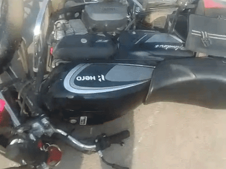 रीवा में तेज रफ्तार बाइक की ई-रिक्शा से भिड़ंत:महिला और युवक गंभीर रूप से घायल; बीच सड़क पलटा वाहन