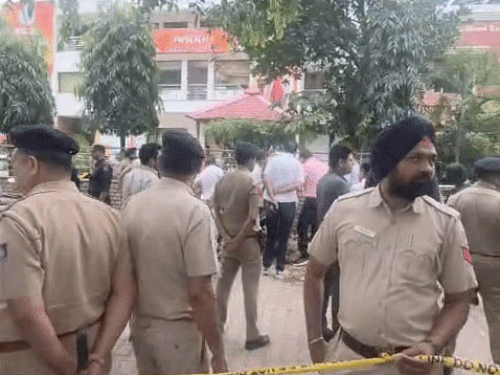 चंडीगढ़ BJP दफ्तर के बाहर ब्लास्ट:स्कूटी में हुआ धमाका, कार के शीशे टूटे, ऑफिस खाली कराया गया, इलाका सील