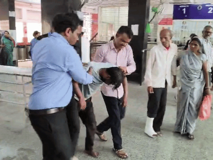 रीवा के संजय गांधी अस्पताल में नशेड़ी का तांडव:वार्डों में लोटता रहा युवक, प्रबंधन संभालने में हुआ परेशान