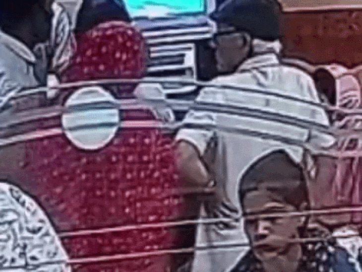 रिटायर्ड डिप्टी कलेक्टर के बैग से एक लाख उड़ाए, VIDEO:पासबुक प्रिंट कर रहे थे रिटायर्ड डिप्टी कलेक्टर, महिलाओं ने उड़ाईं गड्डियां