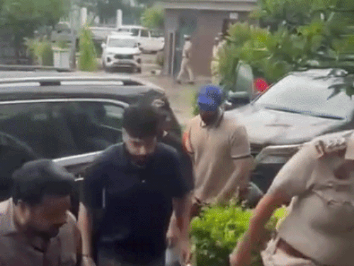 'टटीरी' सॉन्ग कंट्रोवर्सी पर रैपर बादशाह ने मांगी माफी:NCW के सामने पेश हुए; बोले- 50 बेटियों की पढ़ाई का खर्च उठाएंगे, कभी नहीं गाएंगे ऐसे गाने