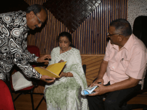 आशा भोसले ने राजस्थानी फिल्मों में भी गाए थे गाने:शब्दों की ट्रेनिंग हुई, डायरेक्टर ने 25 हजार बोलकर 7 हजार दिए फिर भी कुछ नहीं बोलीं