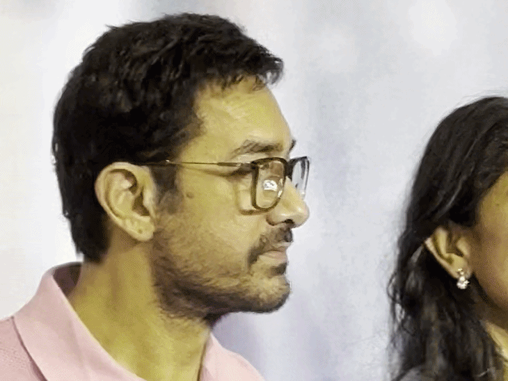 बेटे की फिल्म का गाना देख रो पड़े आमिर खान:म्यूजिकल इवेंट में दो बार नेचर्स कॉल का इशारा किया, गर्लफ्रेंड गौरी भी बेटे के साथ पहुंचीं