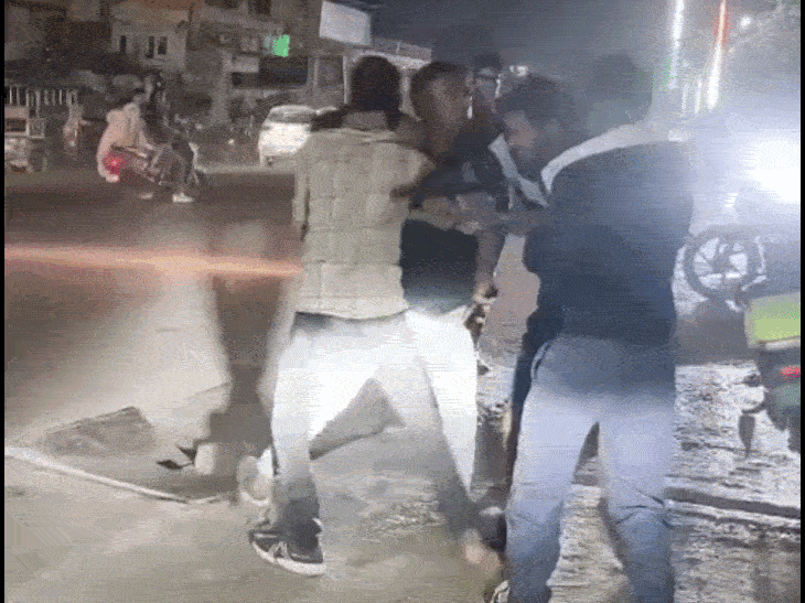 टीकमगढ़ में बाइक टकराने पर मारपीट, VIDEO:15 मिनट तक बीच सड़क पर हंगामा, नहीं पहुंची पुलिस; कानून व्यवस्था पर सवाल