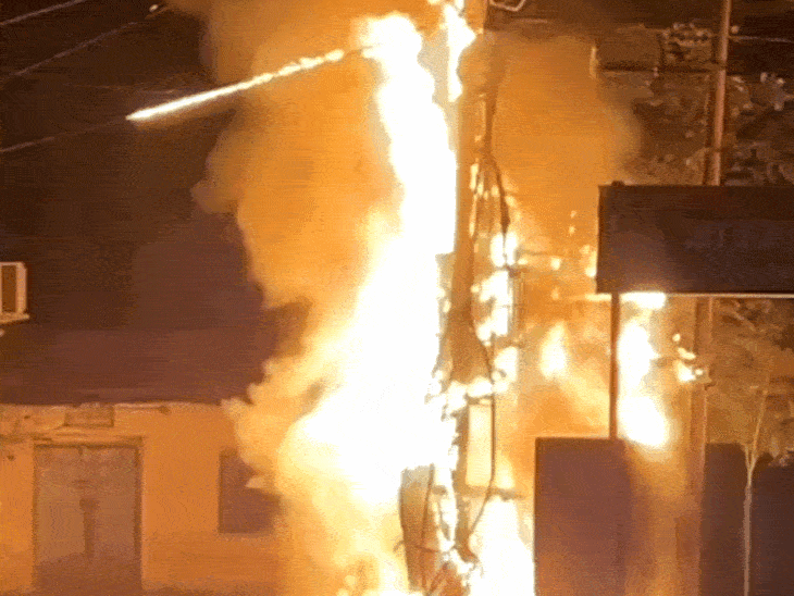 आलीराजपुर के टॉकीज चौराहे पर डीपी में लगी आग:आबकारी नियंत्रण कक्ष के पास पोल से 15 फीट ऊंची उठीं लपटें; आधे शहर की बिजली गुल