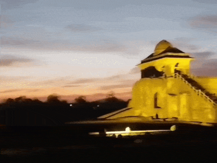 वर्ल्ड हेरिटेज डे: रोशनी से जगमगाया जहाज महल:कल मिलेगा स्मारकों में मुफ्त प्रवेश; यूनेस्को सूची के लिए प्रशासन ने भेजे नए प्रस्ताव