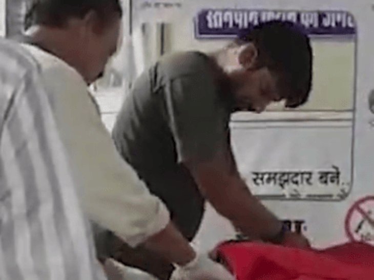 7 माह बाद दहेज-मौत केस में वकील पति गिरफ्तार:ट्रेन से गिरने की कहानी पर संदेह हुआ था; शिवपुरी में ससुर-सास भी गिरफ्तार