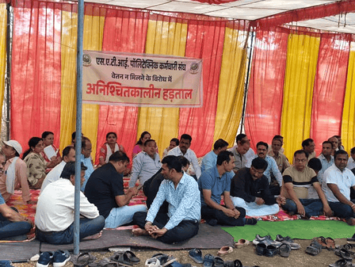 एसएटीआई कॉलेज में 7 माह वेतन न मिलने पर हड़ताल:120 कर्मचारी अनिश्चितकालीन आंदोलन पर, फंड होने के बावजूद भुगतान न होने के आरोप