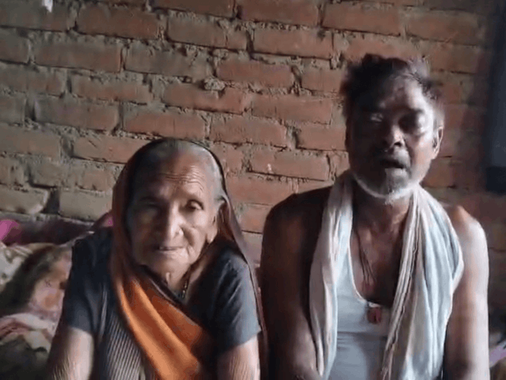 महिला बोली- मैं जिंदा हूं कागज में मार दिया:योजनाओं का नहीं मिल पा रहा लाभ; सरपंच के बेटे और सचिव पर आरोप