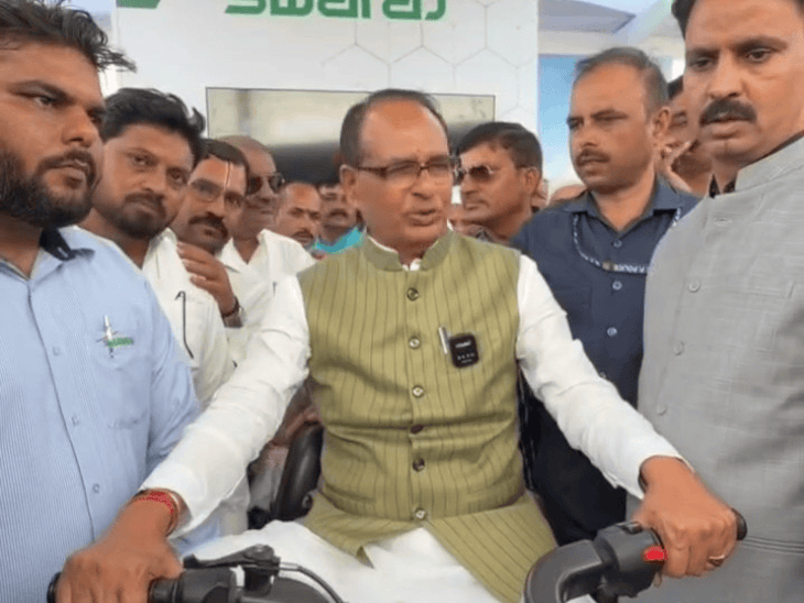 ‘किसान मित्र छड़ी’ सांपों से 100 मीटर पहले चेताएगी:मल्टी मशीन से एकसाथ कई काम संभव; रायसेन कृषि मेले में आधुनिक यंत्रों का प्रदर्शन