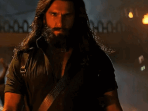 धुरंधर 2 देखने पहुंचे प्रभास और संदीप रेड्डी वांगा:थिएटर में मुस्कुराते नजर आए प्रभास; संदीप ने फिल्म की आलोचना करने वालों को दिया जवाब