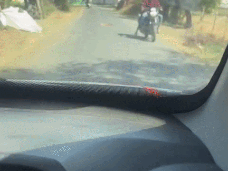 सड़क पर तिरंगा फेंकने वाले तीन लोग हिरासत में:सीहोर- राष्ट्रीय ध्वज बिछाकर कुचलने का आरोप, जानबूझकर देश की भावनाओं को ठेस पहुंचाई