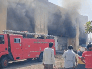 सेल्स टैक्स दफ्तर में आग, सबकुछ जला:खंडवा में झाड़ियों को साफ करने आग लगाई, दफ्तर तक फैल गई