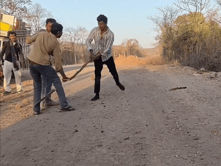 छतरपुर में ब्रेक लगते ही गिरे बाराती, ड्राइवर की पिटाई:वीडियो में मारपीट कैद, हादसे को लापरवाही मानकर भीड़ ने चालक को पीटा