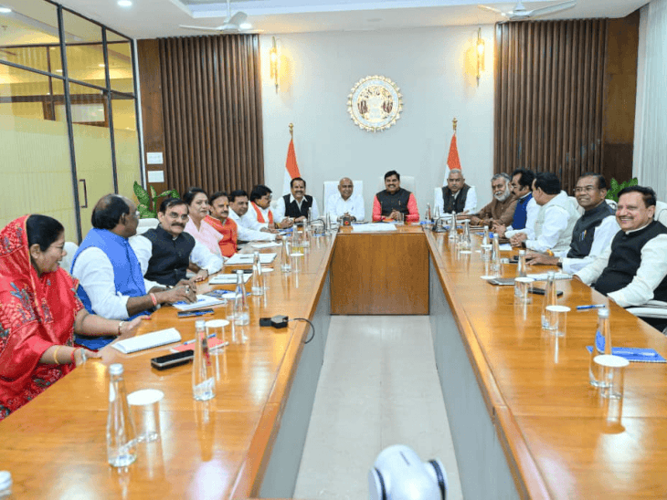 सीएम हाउस में हुई बीजेपी कोर ग्रुप की पहली बैठक:देर से पहुंचे विजयवर्गीय, शिवराज को छोड़कर डेढ़ दर्जन दिग्गज रहे मौजूद